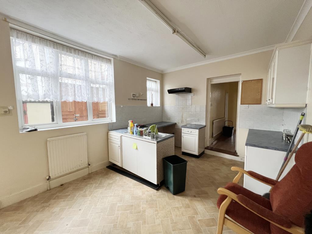 Lot: 95 - GROUND FLOOR FLAT FOR IMPROVEMENT PLUS GROUND RENT INVESTMENT - 